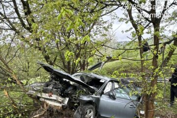 Cinci persoane, între care doi minori, au ajuns la spital după ce mașina a ajuns într-o râpă