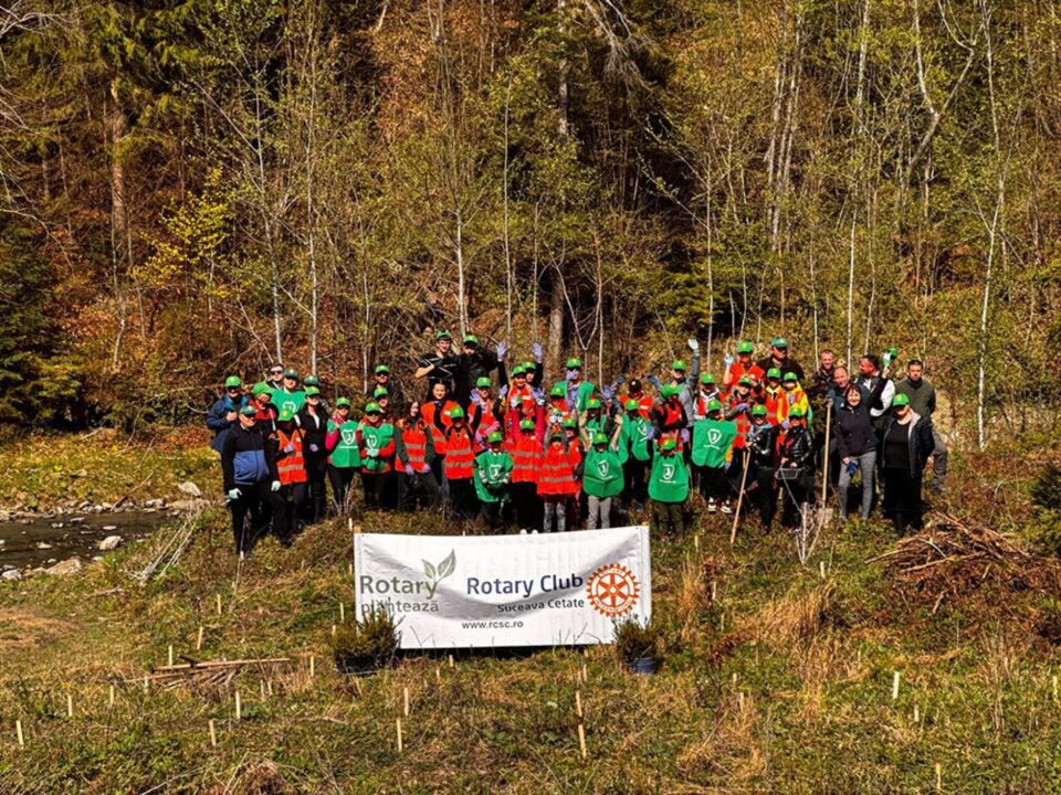 Participanții la acțiunea de plantare de la Putna au avut ocazia să planteze ei înșiși puieți de molid în ghivecele pregătite și inscripționate cu numele fiecăruia
