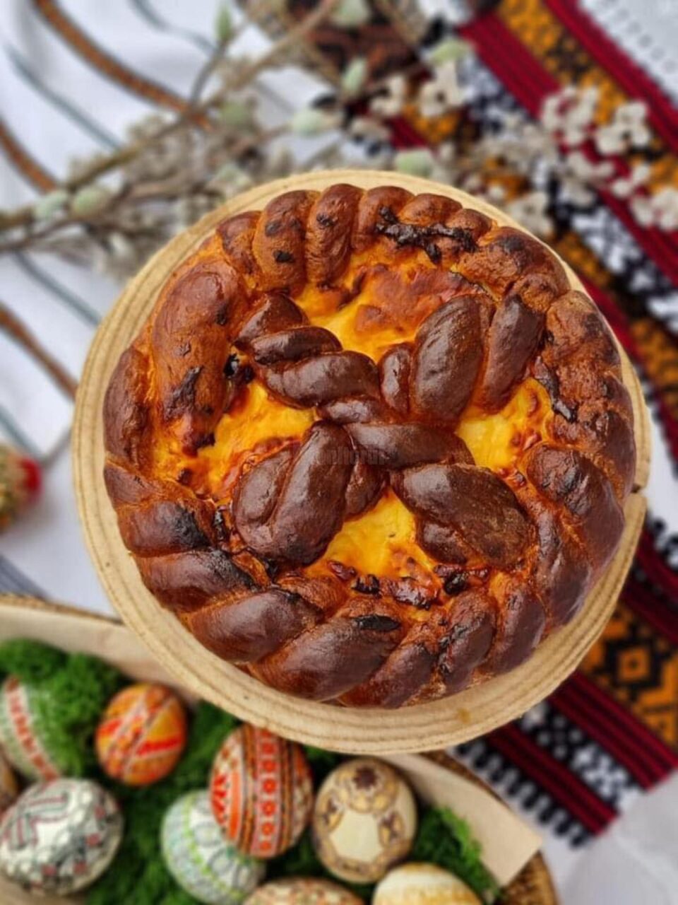 „La Căruța cu Plăcinte” preia comenzi pentru Sărbătorile Pascale: pască aromată, cozonac, prăjitura casei și pâine de casă