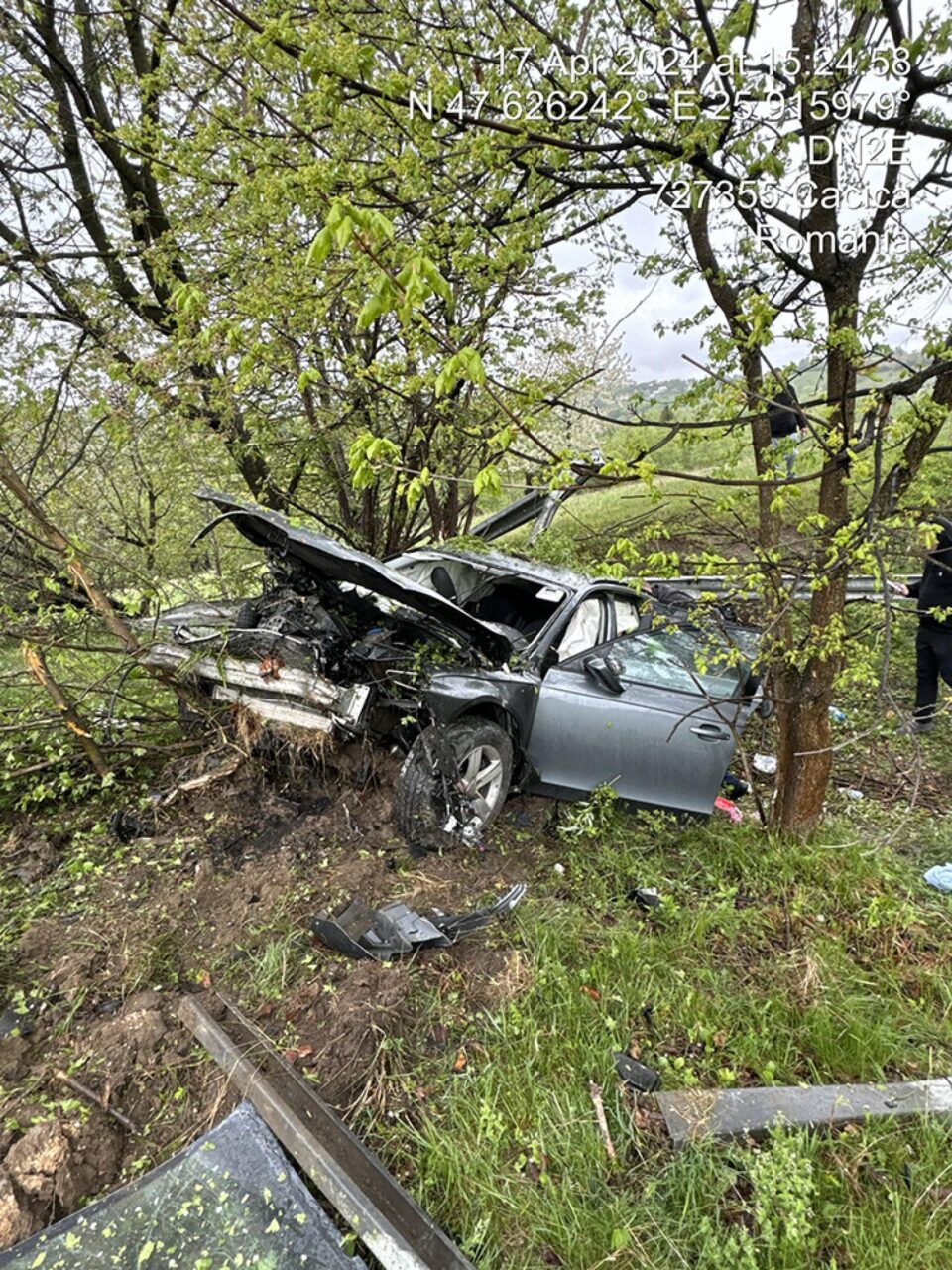 Cinci persoane, între care doi minori, au ajuns la spital după ce mașina a ajuns într-o râpă Cinci persoane, între care doi minori, au ajuns la spital după ce mașina a ajuns într-o râpă