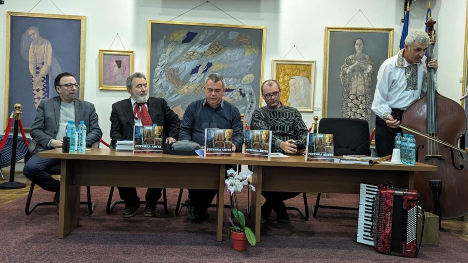 Albumul „Puterea artei”, semnat de Dan Șarpe, a fost lansat la Biblioteca Bucovinei „I. G. Sbiera”