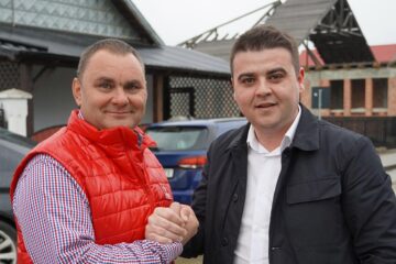Gheorghe Șoldan alături de primarul orașului Solca, Cornel Țehaniuc