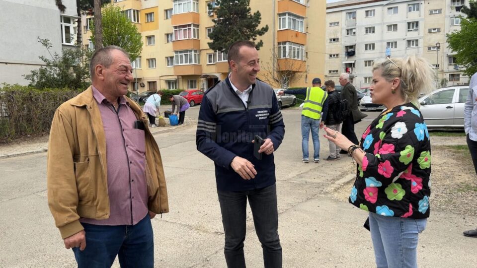 Lucian Harșovschi, la consultările în teren cu proiectantul, constructorul și oamenii din zonă, înainte de demararea lucrărilor de modernizare de pe strada Păcii