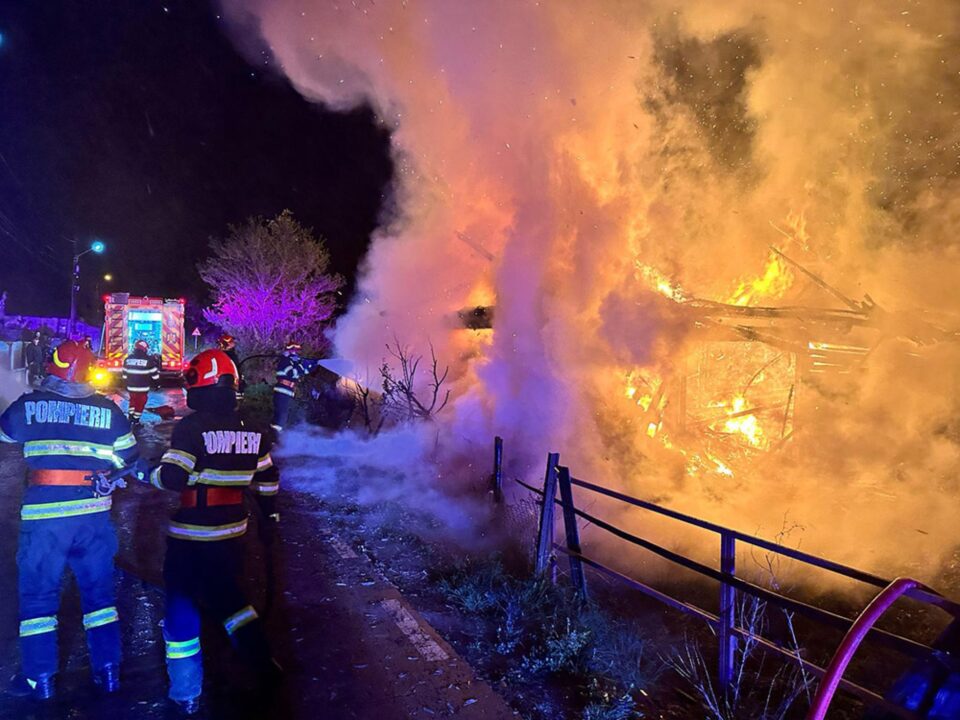 Adăpost de animale, incendiat intenționat în plină noapte