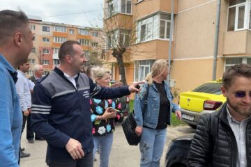 Lucian Harșovschi, la consultările în teren cu proiectantul, constructorul și oamenii din zonă, înainte de demararea lucrărilor de modernizare de pe strada Păcii