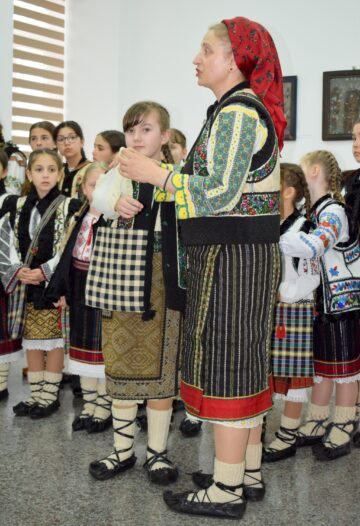 Prezentare costum popular