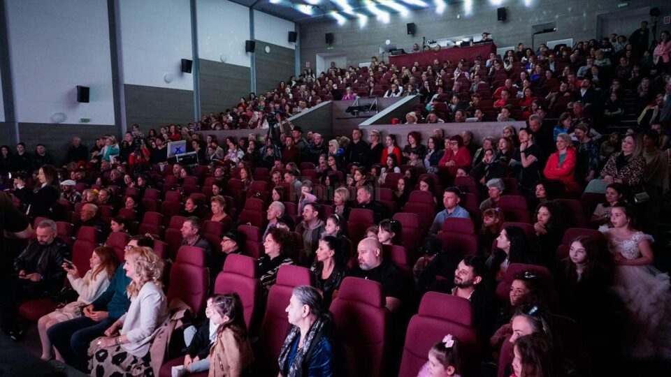 Spectatori la ediția cu numărul șapte a Festivalului Internațional de Muzica Ușoară pentru Copii și Tineri Voci de îngeri