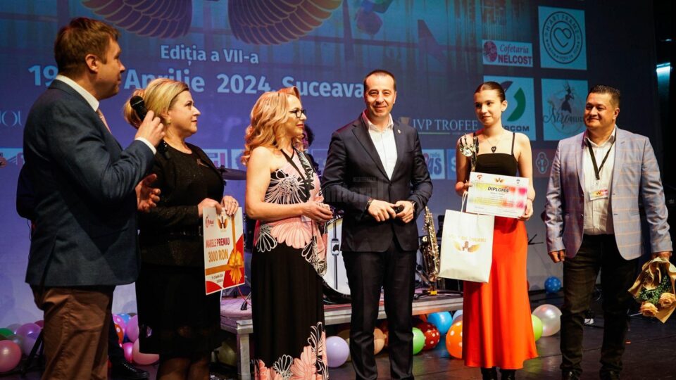 Lucian Harșovschi avut onoarea de a înmâna marele trofeu al festivalului Voci de îngeri câștigătoarei acestei ediții, Sara Francesca Bumb 1