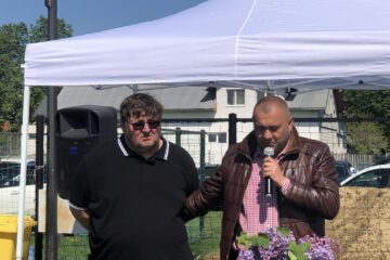 Primarul Radu Reziuc alături de Cristian Alexiuc, fiul fostului jucător de rugby Ioan Alexiux