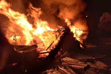 A făcut foc pentru a salva pomii de la îngheț însă peste noapte a pornit un incendiu devastator, care s-a extins și la o casă
