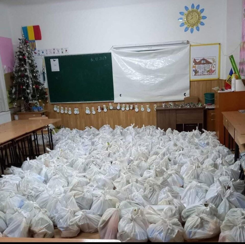 Pachete pentru toți elevii de la Salcea