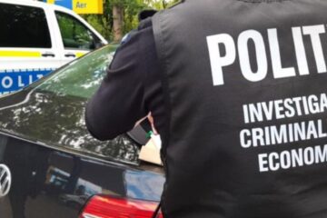 Descindere a polițiștilor la magazine chinezești care vindeau haine contrafăcute. Sursa Cuget Liber