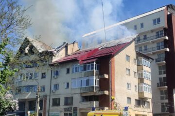 Panică și oameni evacuați după un incendiu la un bloc din Rădăuți