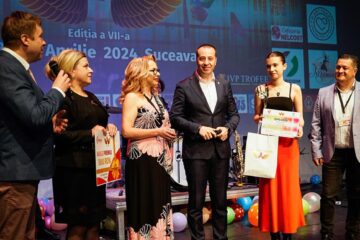 Lucian Harșovschi avut onoarea de a înmâna marele trofeu al festivalului Voci de îngeri câștigătoarei acestei ediții, Sara Francesca Bumb