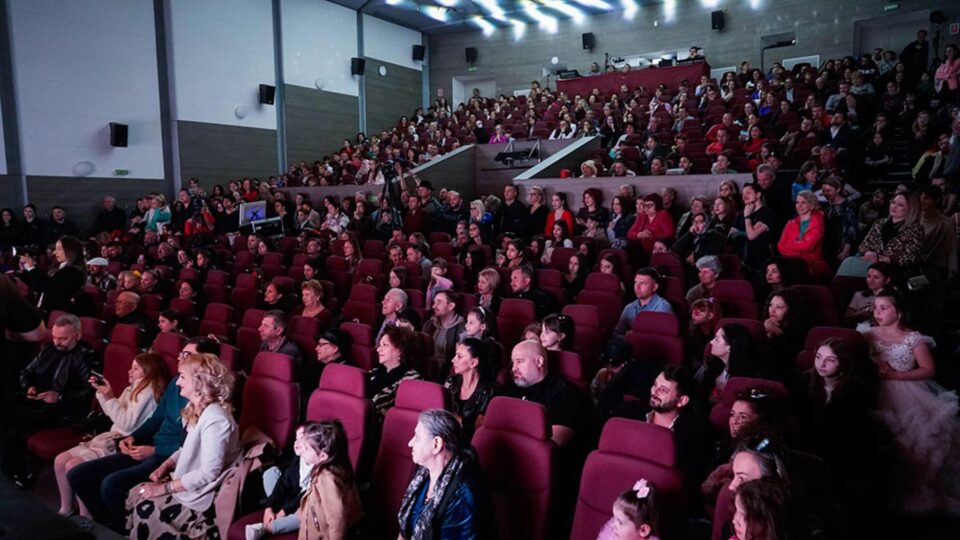 Spectatori la ediția cu numărul șapte a Festivalului Internațional de Muzica Ușoară pentru Copii și Tineri Voci de îngeri