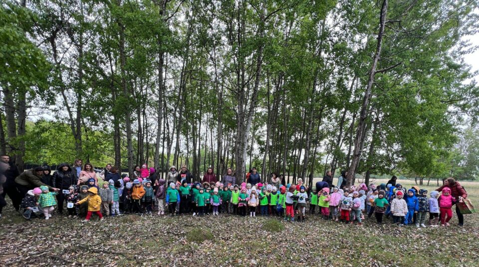 Peste 250 de elevi și preșcolari au participat la o acțiune de împădurire la Adâncata