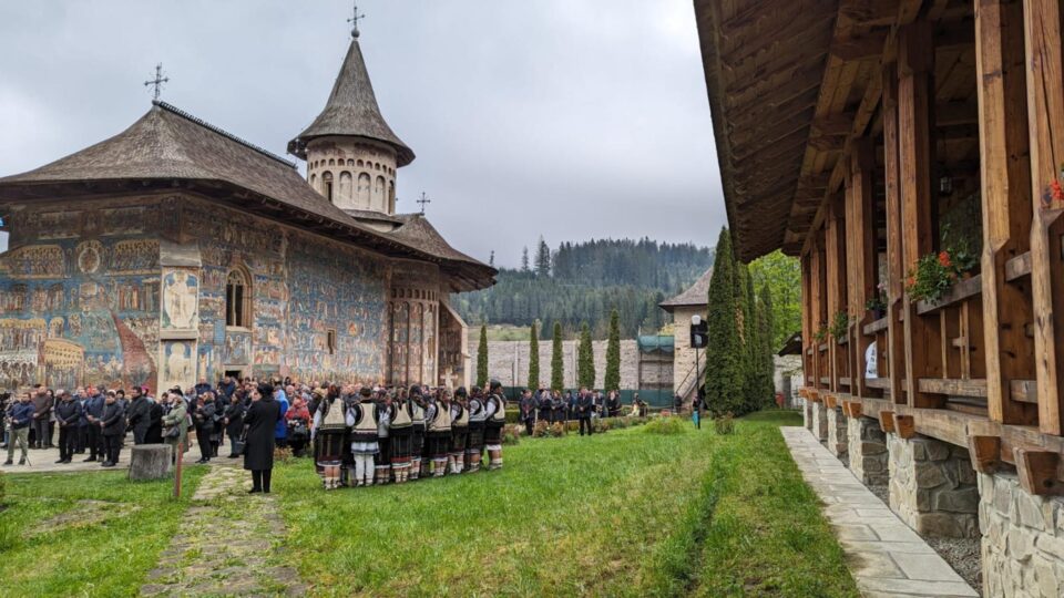 Liturghie arhierească, pricesne și bucurii duhovnicești, la hramul Mănăstirii Voroneț