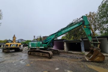 Operațiunea de demolare a garajelor de pe strada Ștefan Tomșa, din spatele Primăriei Suceava, a început în forță
