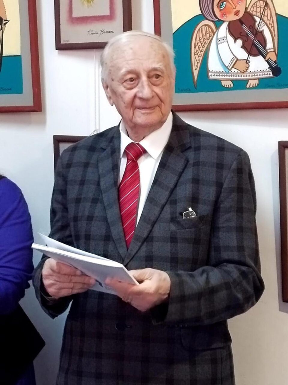 Artistul Radu Bercea la vernisajul expoziției sale, deschise la Teatrul „Matei Vișniec” din Suceava