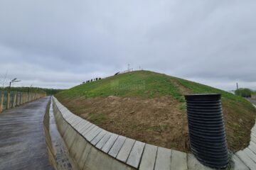 Un munte de gunoi, de aproximativ 450.000 metri cubi de deșeuri, a fost transformat într-un deal înverzit, cu sute de mesteceni albi plantați pe aleile ce-l înconjoară