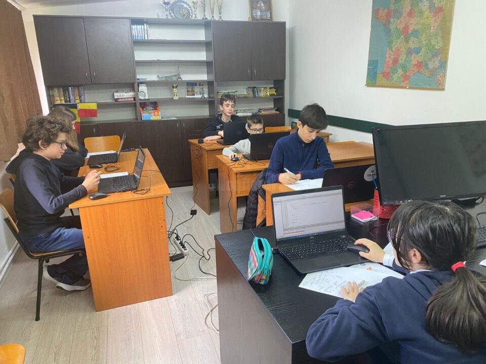 Peste 40 de elevi au participat la Concursul de informatică „StartIT”