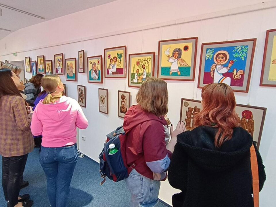 Tineri iubitori de arta apreciind creația artistului Radu Bercea pe simezele teatrului sucevean