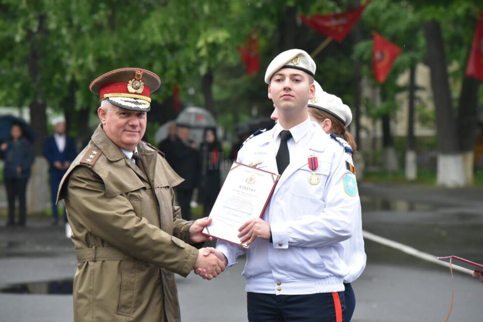 Cosmin Vișovan, primind distincția Foto: Costel Pătrașcu