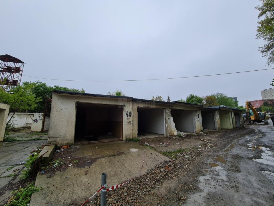Operațiunea de demolare a garajelor de pe strada Ștefan Tomșa, din spatele Primăriei Suceava, a început în forță