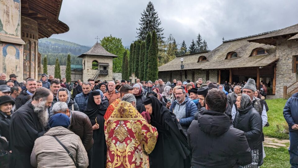 Liturghie arhierească, pricesne și bucurii duhovnicești, la hramul Mănăstirii Voroneț