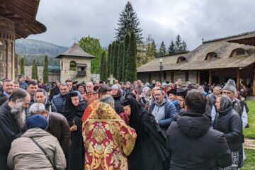 Liturghie arhierească, pricesne și bucurii duhovnicești, la hramul Mănăstirii Voroneț