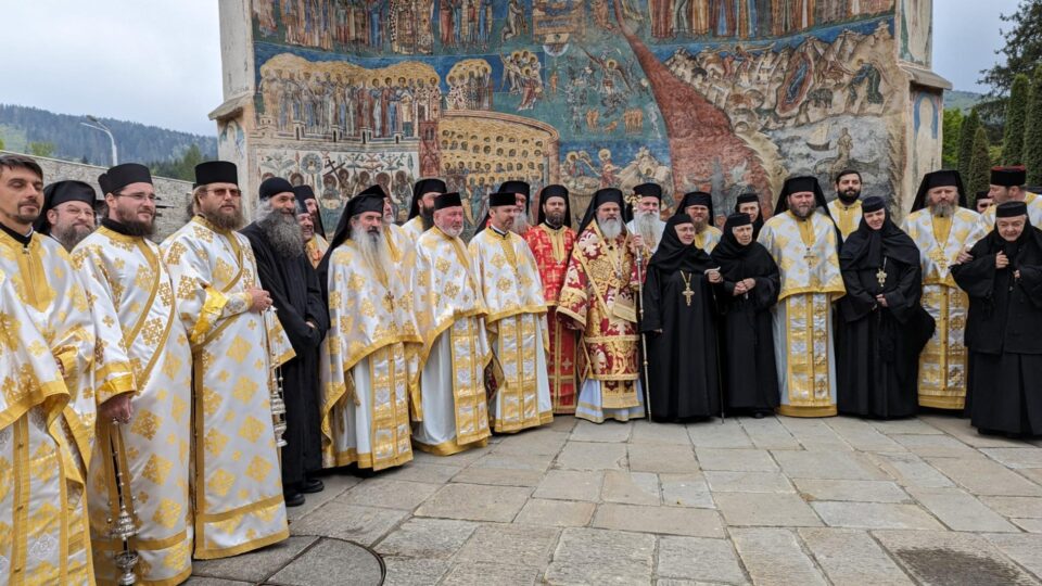 Liturghie arhierească, pricesne și bucurii duhovnicești, la hramul Mănăstirii Voroneț