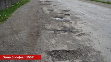 Deputatul Șoldan îi demonstrează cu poze lui Niculai Barbă cât de prost este drumul județean dintre Baia și Cotu Băii