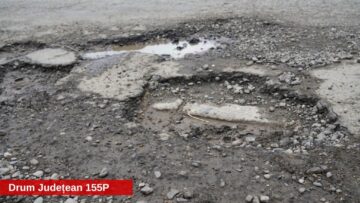Deputatul Șoldan îi demonstrează cu poze lui Niculai Barbă cât de prost este drumul județean dintre Baia și Cotu Băii