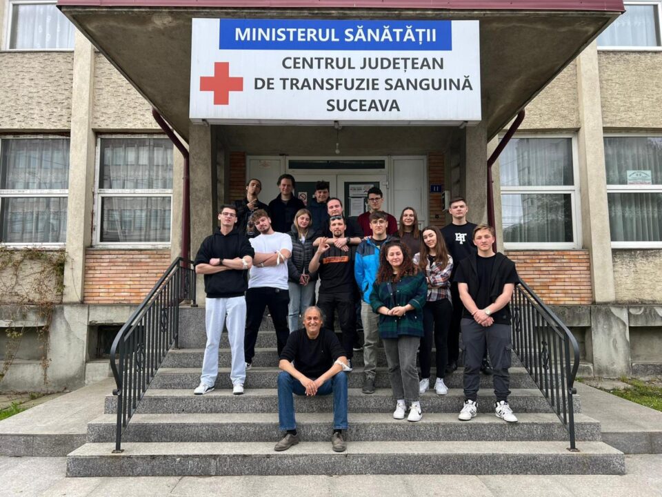 Profesorul Bogdan Dumitriu și 15 elevi de la Colegiul „Mihai Băcescu” Fălticeni au organizata a doua campanie de donare de sânge din acest an școlar Profesorul Bogdan Dumitriu și 15 elevi de la Colegiul „Mihai Băcescu” Fălticeni au organizata a doua campanie de donare de sânge din acest an școlar