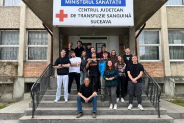 Profesorul Bogdan Dumitriu și 15 elevi de la Colegiul „Mihai Băcescu” Fălticeni au organizata a doua campanie de donare de sânge din acest an școlar