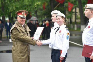Cei trei elevi premiați. Foto: Costel Pătrașcu