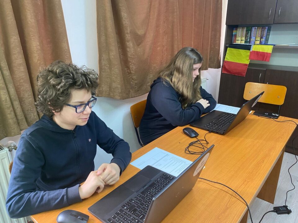 Peste 40 de elevi au participat la Concursul de informatică „StartIT”
