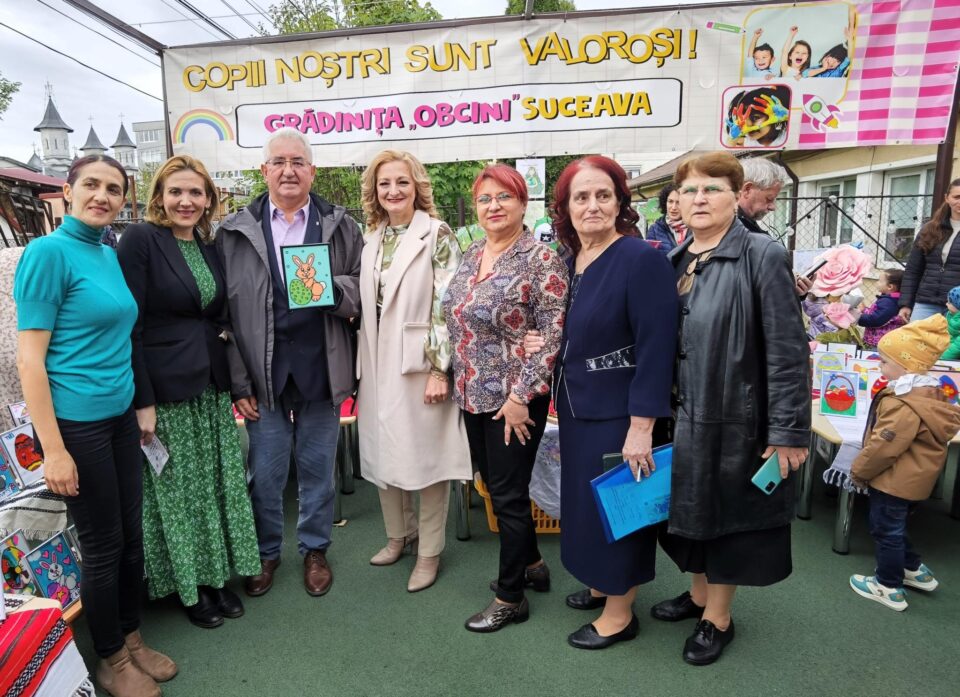 Echipa GPN Obcini, cu primarul Sucevei, Ion Lungu, la targul de caritate „De la mânuța mea, la inima ta”