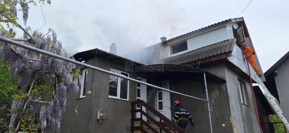 Casă afectată grav de un incendiu izbucnit la acoperiș