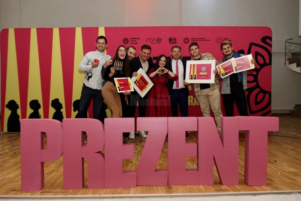 Tineri din grupul de inițiativă Panaci, prezenți la un eveniment cultural la Bruxelles