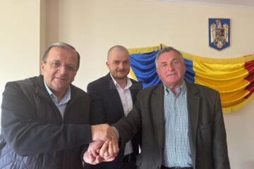 Gheorghe Flutur alături de primarul și viceprimarul din comuna Izvoarele Sucevei