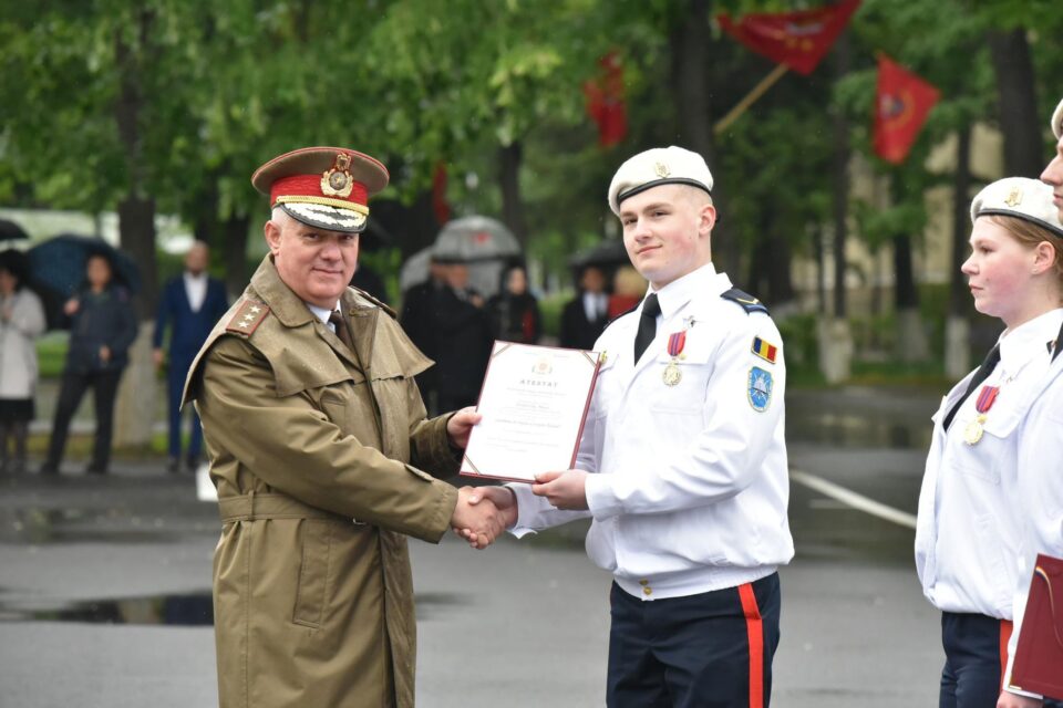 Matei Trofin, primind distincția. Foto Costel Pătrașcu