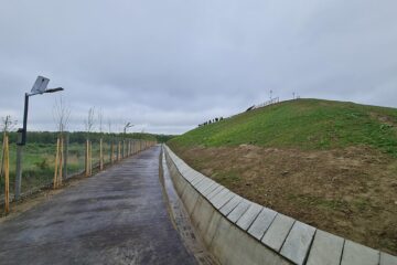 Un munte de gunoi, de aproximativ 450.000 metri cubi de deșeuri, a fost transformat într-un deal înverzit, cu sute de mesteceni albi plantați pe aleile ce-l înconjoară