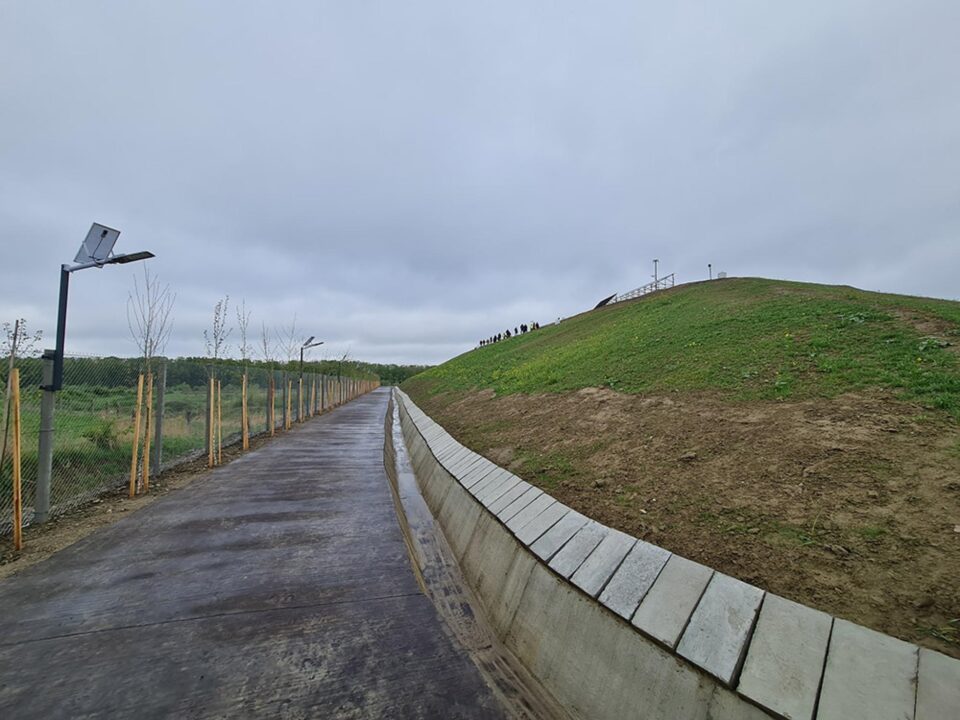 Un munte de gunoi, de aproximativ 450.000 metri cubi de deșeuri, a fost transformat într-un deal înverzit, cu sute de mesteceni albi plantați pe aleile ce-l înconjoară