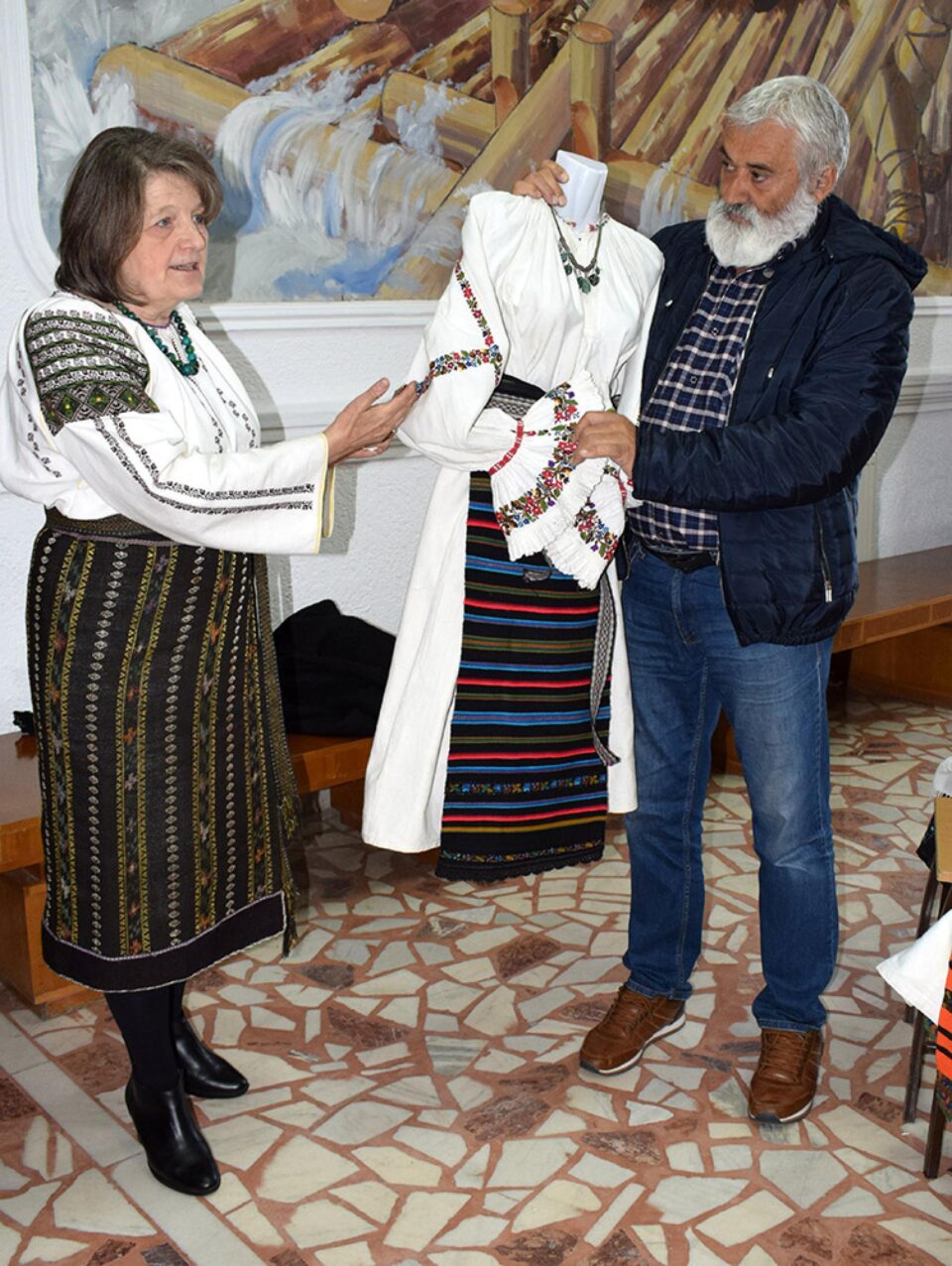 Adriana și George Celsie prezentând costumul mamei lui George Celsie