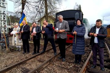 Tăierea panglicii la inaugurarea noului traseu spre Vatra Moldoviței