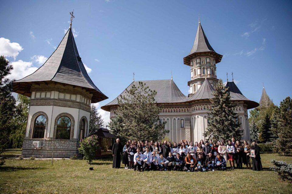 „Tinerii Bucovinei, păstrători ai tezaurului strămoșesc și mănăstiresc” Ediția a IX-a a avut loc la Mănăstirea Cămârzani „Tinerii Bucovinei, păstrători ai tezaurului strămoșesc și mănăstiresc” Ediția a IX-a a avut loc la Mănăstirea Cămârzani