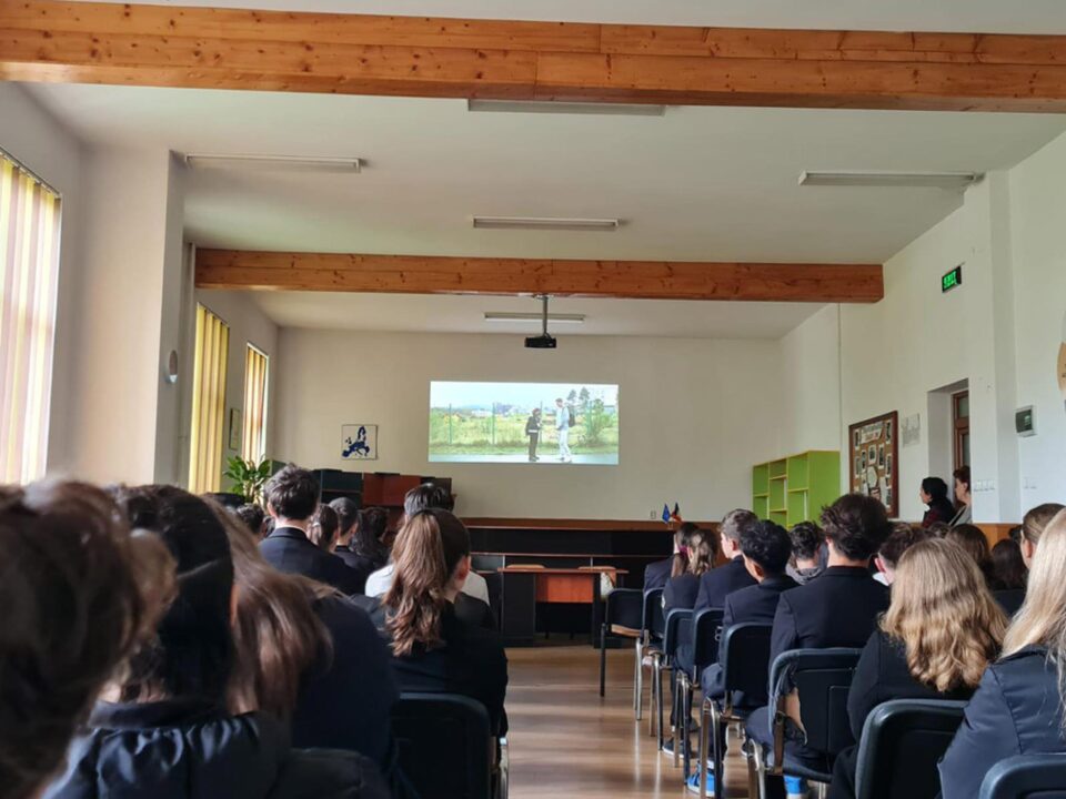 Aproape 600 de elevi ai Colegiului „Hurmuzachi” au discutat despre prevenirea comportamentelor de risc