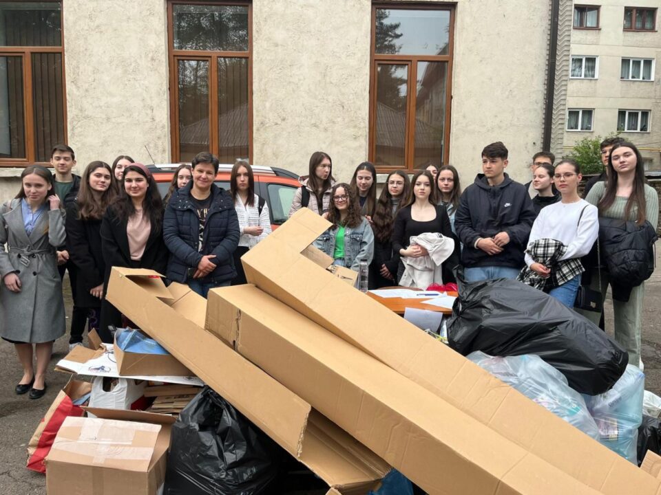 Deșeuri adunate și reciclate de elevii liceului