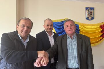Gheorghe Flutur alături de primarul și viceprimarul din comuna Izvoarele Sucevei